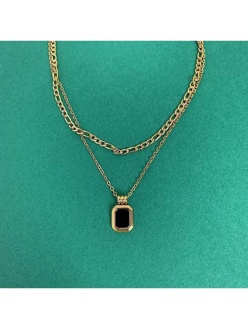 Vintage Style Classy Figaro Gold Chain Black jewel opal pendant necklace. Gold